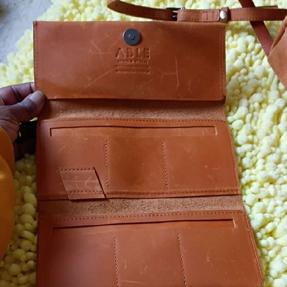 Able Tan Leather Tote and Wallet Set - Picture 2 of 6